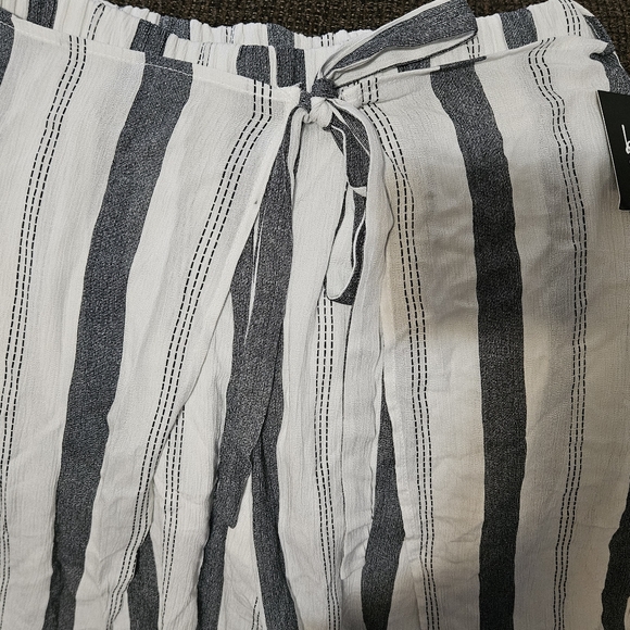 By and By Flowy Linen Capri Like pants - Picture 6 of 8